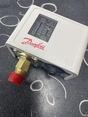Danfoss KP135 Control Panel | Heating Control, Weather Compensation, 230V, 3 Outputs Specs